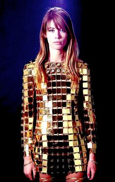 This is HOT!!!! Françoise Hardy in Paco Rabanne, 1968, yet so circa São Paulo 2014 last Saturday night Francoise Hardy, Retro Vintage Dresses, Vestidos Vintage, Vintage Style Dresses, 1960s Fashion, 60s Fashion, Paco Rabanne, Mode Vintage, Gold Dress