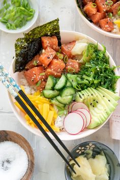 Bowl of rice topped with cubed salmon, sliced cucumber, mango, radish, avocado and green onion. Homemade Sushi Bowl, Easy Diy Sushi, Salmon White Rice, Sushi Night At Home, Salmon Poke Bowl Recipe, Mango Salmon, Salmon Poke Bowl, Poke Recipe, Sushi Burrito