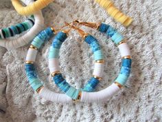 Heishi Earrings, Diy Jewlry, Heishi Jewelry, Pony Bead Bracelets, Hoop Earrings Handmade, Earring Inspiration, Beads Design, Jewelry Colorful