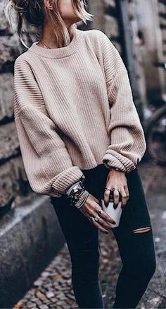 oversized nude jumper + skinny ripped black jeans. street style. Cute Winter Sweaters, Oversized Sweater Outfit, Cozy Oversized Sweaters, Cozy Knit Sweater, Pullover Outfit, Winter Trends, Casual Winter Outfits, Sweaters Oversized, Fall Winter Outfits