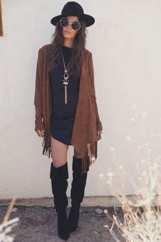 Brown and black are a great combination x Look Boho Chic, Boho Styl, Fest Outfits, Mode Hippie, Estilo Hippie, Suede Fringe Jacket, Mode Boho, Bohol, Boho Chic Outfits