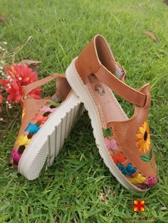 To be on trend with these sandals handmade embroidered, these shoes look amazing and are comfortable. Great to wear with everything, jeans, skirts, shorts. -We do not handle intermediate sizes, if you use 7.5 order a 7. If you are a 7, order a 7. - Similar styles, check the following link: https://www.etsy.com/mx/listing/838528815/ https://www.etsy.com/mx/listing/838537413/ In the unlikely evento that your item is faulty in any way, a full refund Will be given including shipping costs once the i Leather Sandals With Floral Print And Round Toe, Pink Leather Shoes, Mexican Shoes, Mexican Boho, Flower Shoes, Mexican Style, Rainbow Color, Sole Shoes, Leather Shoes Woman