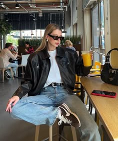 Loose Leather Jacket, Nike Cortez Outfit, Leather Jacket Long, Leather Jacket Fashion, Autumn Street, Ladies Short Jackets, Cropped Coat, Leather Jacket Style, Women Outerwear