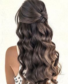 Grad Hairstyles, Hoco 2024, Bridemaids Hairstyles, Halloweenský Makeup, Cute Prom Hairstyles, Formal Hairstyles For Long Hair, Simple Prom Hair, Bridesmaid Hair Makeup, Curls For Long Hair