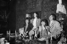 the rolling stones pose for a group photo in their living room