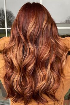 When you mix deeper auburn with accents of ginger and copper, you get this fiery, multi-tonal hair color that looks striking and wearable on every skin tone. Ginger Balayage, Ginger Brown Hair, Dark Ginger Hair, Ginger Hair Dyed, Hair Shades