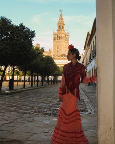 #feriadesevilla #romeroylinares #trajesdeflamenca #mantones #mantonesflamenca #feria #feriadeabril #flamenca #flamencas #trajedeflamenca #inspiracionflamenca #vestidodeflamenca #combinacióntrajesalmonflamenca #combinaciontrajecoralflamenco Spain Traditional Dress, Flamenco Outfit, Flamenco Style Dress, Seville, Traditional Dresses, Dress Up, Take That