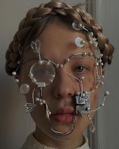 Wire Face Sculpture, Moda Steampunk, Instagram Baddie, Face Jewellery, Futuristic Fashion, Shooting Photo, Retro Futurism, Costume Design, Maquillaje De Ojos