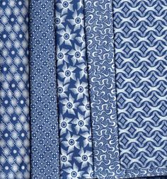 blue and white patterns are arranged in rows