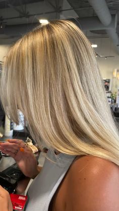 90s Soft Balayage Blonde, Striped Blonde Hair, Blonde Hair Full Head Highlights, Full Head Blonde Highlights Straight Hair, Honey Blonde Foils, Half Head Highlights On Blonde Hair, Micro Highlights Blondes, Blonde T Section Highlights, Half Head Of Highlights Blondes