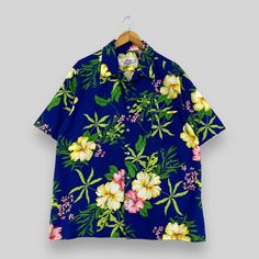 REMINDER: THIS IS USED CLOTHING PLEASE DO NOT EXPECTED IT LIKE TO BE NEW OR IN PRISTINE CONDITION Feel free to contact me for any question. I'll assist you with my pleasure. Vintage 90's HILO HATTIES Hibiscus Floral Shirt Xlarge Hawaiian Aloha Tropical Beach Flower Sunwear Beach Party Shirt Buttondown Size XL *All measurements are taken with the garment flat on the ground. SIZE ON TAG :- Size XXL but fits like Size XL ACTUAL SIZE MEASUREMENT :- ARM PIT TO ARM PIT :- 25.5" inches BACK COLLAR TO H Denim Biker Jacket, Cold Weather Jackets, Beach Flowers, Polyester Shirt, Tropical Shirts, Rayon Shirt, Vintage Hawaiian, Aloha Shirt, Pattern Sweater