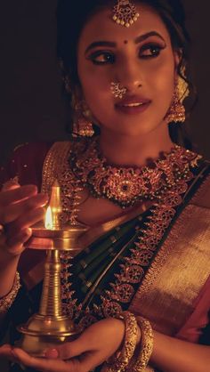 Bridal Saree Poses Photoshoot Ideas, Indian Asthetics, Diwali Poses, Diwali Makeup, Evening Pics, Saree Shoot