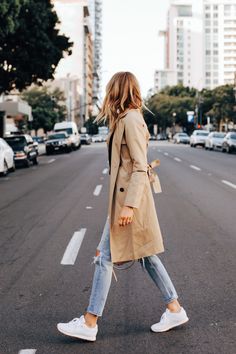 Trench Coats Women Outfit, Tennis Shoe Outfits Summer, White Sneakers Outfit, Winter Mode Outfits, Pijamas Women, Sneaker Outfits Women, Fall Fashion Coats, Tennis Shoes Outfit, Trench Coat Outfit