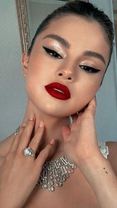 Red Makeup Looks, Selena Gomez Makeup, Red Lips Makeup Look, Red Lipstick Makeup, Date Night Makeup, Prom Eye Makeup, Red Lip Makeup, Red Makeup, Makijaż Smokey Eye