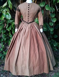 Dress of figured silk/wool. Brown with a black pinstripe trimmed with velvet. c.1864 Historical Fashion Victorian, 19th Century Gown, Victorian Era Dresses, 1899 Fashion, Silk Dresses