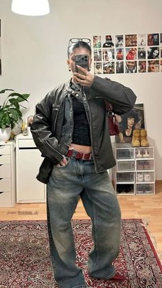 Thrifted leather jacket outfit with baggy pants and room inspiration Baggy Jeans Outfit, Looks Jeans, Uni Outfits, Mia 3, Neue Outfits, Mode Kpop