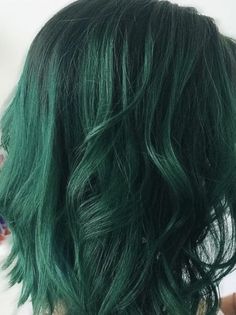 Green Hair Styles, Emerald Green Hair, Kendall Jenner Hair, Jenner Hair, Dark Green Hair, Hair Color Streaks, Hair Color Blue, Platinum Blonde Hair, Jungkook Aesthetic