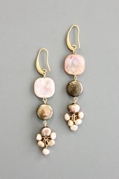 Beaded Jewelry Bracelets, Beaded Earrings Tutorials, Beaded Earrings Diy, Mother Of Pearl Earrings, Beaded Earrings Patterns, Earrings Inspiration, Fresh Water Pearls, Fresh Water Pearl, Water Pearls