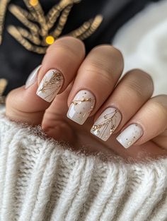 Gold Holiday Nail Designs, Holiday Gold Nails, Gold Holiday Nails Christmas, Grey Gold Nails, White Gold Christmas Nails, Silver And Gold Christmas Nails, Silver And Gold Nail Designs, Golden Christmas Nails, Christmas Gold Nails