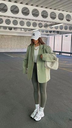 New Balance Outfit, Neue Outfits, Looks Street Style, Outfit Trends, Athleisure Outfits, Mode Inspo