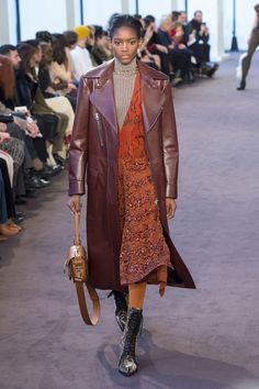 The complete Chloé Fall 2018 Ready-to-Wear fashion show now on Vogue Runway. 2018 Runway, Cindy Sherman, Fall Lookbook, Luxury Wear, Style Aesthetic, Vogue Runway, 가을 패션