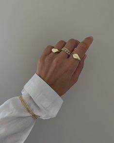 Jewelry Pics, Don't Bother Me, Hand Jewelry Rings, Heart On Your Sleeve, Not In The Mood, Pics Inspo, Mood Ring, Golden Jewelry, Golden Ring