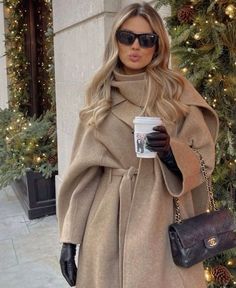 Luxurious Winter Outfits, Autumn Feminine Outfits, Classy Snow Outfits, Tea Outfits For Women, Wool Hat Outfit, Vanessa Doofenshmirtz, High Class Fashion, Chique Outfit, Chic Purses