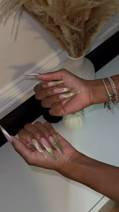 Stilleto Nails Long, Beauty Ideas Skincare, Long Curved Nails, Long Nail Ideas, Vogue Nails, Pointy Nails, Long Stiletto Nails, Curved Nails