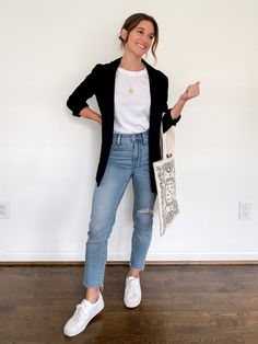 Womens Black Blazer Outfit Jeans, Summer Black Blazer Outfits, Outfit With Black Blazer And Jeans, Outfits With Jeans And Blazer, Style Black Blazer Casual, Black Blazer And Jeans Outfit Women Casual, Casual Outfits With Black Blazer, Black Blazer Outfit Spring, Black Blazer Women Outfit