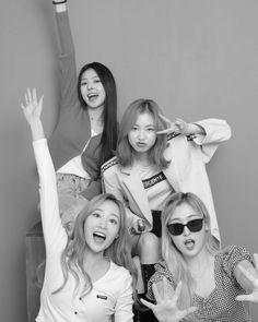 Yearbook Pose, Pre Convo, Clothing Photoshoot, Sisters Photoshoot Poses, Bff Poses, Friendship Photoshoot, Sisters Photoshoot