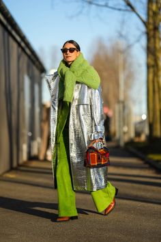 Fall 2023 Fashion Inspiration, Mixed Metal Outfit, Colourful Fall Fashion, Holiday Street Style, Copenhagen Street Style Winter 2023, Metallic Fashion 2023, Layered Street Style, Colorful Winter Outfits Street Styles, Fashion Looks 2023