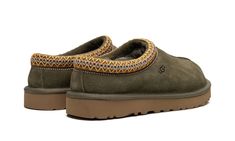 Comfy Fall Shoes, Earthy Shoes, Cute Fall Shoes, Tasman Slippers Outfits, Olive Shoes, Shoes For Fall, Slippers Outfit, Green Slippers, Afro Punk Fashion