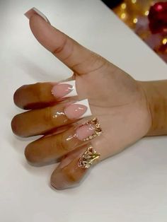 White Short Duck Nails, Short Gold Acrylic Nails, Gold Duck Nails, White And Gold Nails Simple, Nail Ideas Black Women, Gold Acrylic Nails, Girly Acrylic