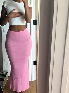 #maxiskirt #pink #summeroutfitideas #outfit #inspo #girly #spring Pink Long Skirt Outfit Ideas, Outfit Inspo Girly, Pink Maxi Skirt, Earthy Outfits, Pink Maxi, Cute Comfy Outfits, Simple Trendy Outfits, Cute Everyday Outfits, Looks Chic