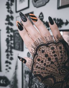 55 Amazing Halloween Nails To Try in 2024 Halloween Nails 2024, Nail Ideas Elegant, Neutral Nails Fall, Elegant Nails Fall, Nail Designs October, Spooky Halloween Nails, Gothic Nail Art, Vampire Nails, Black Halloween Nails