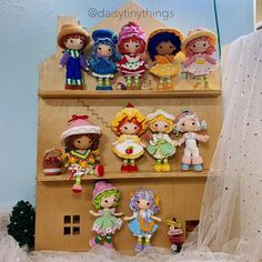 there are many dolls that are on the shelf