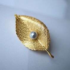 Unique leaf silver brooch with pearl for women/Vintage leaf brooch silver|real pearl brooches|Art deco brooch antique\Handmade Pearl brooch 💚💚 Specifics: Materials: Natural sea water Pearl with gold plated 925 Silver  Earrings Size: 25mm*48mm Pearl diameter: 6.5mm Closure: the closure is made of 925 sterling silver.  Pendant and brooch dual-use style Handmade Artwork, original design and copyright protected 💚💚Shipping We ship it in 5-7 days after the payment is made and you may choose your p Elegant Silver Pearl Brooches, Elegant Leaf-shaped Brooches For Gifts, Gold Leaf Brooch For Gift, Elegant Gold Brooches With Pearl Pendant, Handmade Pearl Necklace, Art Deco Brooch, Leaf Brooch, Handmade Artwork, Real Pearls