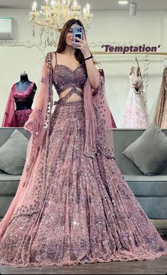 Traditional Prom Dresses Indian, Lehnga For Wedding Party, Indian Bridal Dress Modern, India Engagement Outfit, Lengha For Prom, Wedding Lengha Designs Latest, Sangeet Outfit Ideas For Bride, Engagement Lehnga Ideas, Modern Lehenga Designs Wedding Ideas