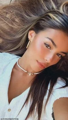 "Step into Fairytales: Enchanting Princess Crown Hairstyle Tutorial" Madison Beer Video, Madison Beer Hair, Estilo Madison Beer, Madison Beer Style, Madison Beer Outfits, Beer Outfit, Smokey Eye For Brown Eyes, Hair Streaks