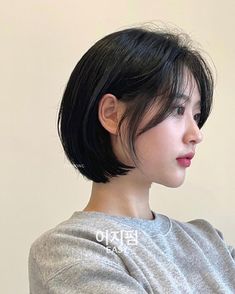 50 Low-Maintenance Wispy Bangs Looks To Try Right Now Langer Pony, Shortish Hair, Sleek Short Hair, Shot Hair, Girls Short Haircuts, Bob Haircut With Bangs