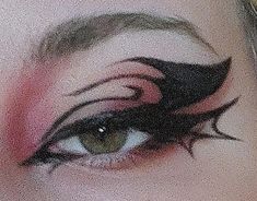 Amazing Eyeliner Looks, Goth Concert Makeup, Bat Wing Makeup, Goth Eyeliner Looks, Goth Liner, Graphic Eyeliner Goth, Spider Eyeliner, Spider Web Eyeliner, Web Eyeliner