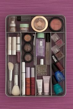 Use porta-talheres para organizar maquiagem e bijuterias. | 24 truques de organização que vão tornar sua vida melhor Rangement Makeup, Life Hacks Organization, Makeup Organization Diy, Personal Organizer, Makeup Room, Diy Life Hacks, Makeup Storage