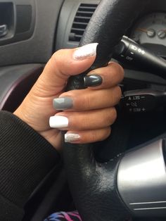 A fall look Gray Nails With Design Fall, Fall Nails 2023 Grey, Fall Nails 2023 Gray, October Nails Fall Short Square, October Dip Nail Ideas, Grey Fall Nails Designs, Fall Nails Grey, Gray And Black Nails, Fall Grey Nails