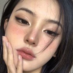 Different Eye Lid Shapes, Makeup Ideas Korean Ulzzang, Round Asian Eyes Makeup, Make Up Looks Asian Makeup Ideas, Edgy Asian Makeup, Cat Eye Asian Eyes, Makeup Reference Natural, Simple Makeup Looks Natural Asian, Monolid Cat Eye