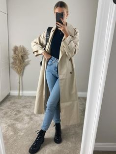 Women Doc Martens, Nyc Winter Outfits, Trench Coat Outfit, Corporate Fashion, Stylish Fall Outfits, Winter Fashion Outfits Casual, Uni Outfits, Classy Casual Outfits, Coat Outfits