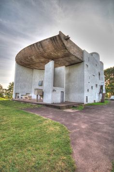 an old building that is sitting in the grass