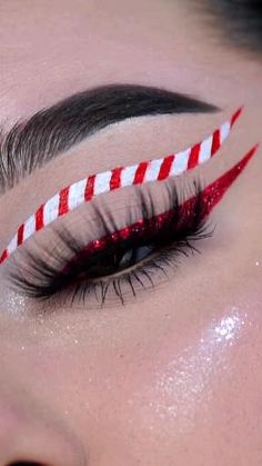 Maquillaje navideño holidays makeup tutorial look Hannstore Holiday Makeup Looks Christmas, Holiday Eye Makeup, Christmas Makeup Tutorial, Thanksgiving Makeup, Seasonal Makeup, Xmas Makeup, Christmas Eyeshadow, Christmas Eye Makeup, Vampire Bride