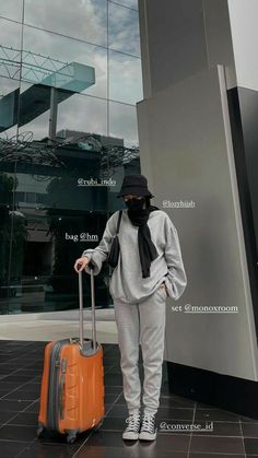 Travel Ootd Airport Style Hijab, Airport Hijab Style, Singapore Hijab Outfit, Outfit Celana Joger Hijab, Traveling Outfits Hijab