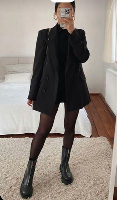 Nyc Winter Outfits, Nyc Outfits, New York Outfits, Outfits Classy, Winter Fashion Outfits Casual, Neue Outfits, Tights And Boots, Mode Inspo