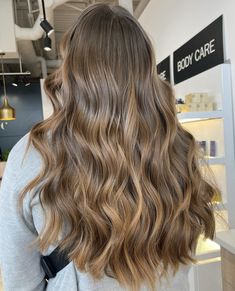 Natural Light Brown Hair Balayage, Brown Hair Warm Tones, Light Light Brown Hair, Hazelnut Blonde Hair, Baby Lights Hair, Soft Hair Color, Wavy Brunette, Light Brunette Hair